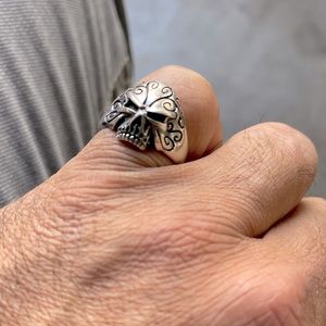 Skull ring